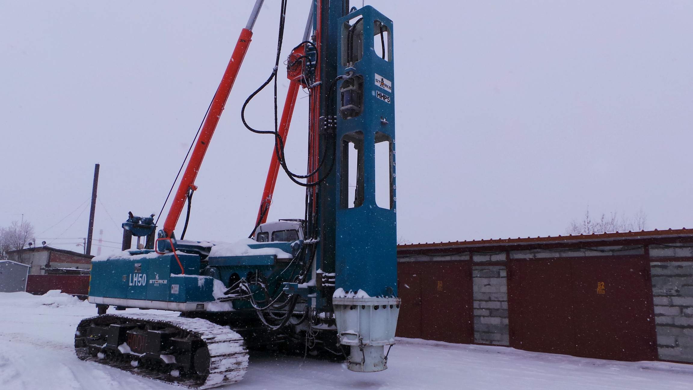 LH50 + HHP5 in Snowfield Construction in Northern Russia