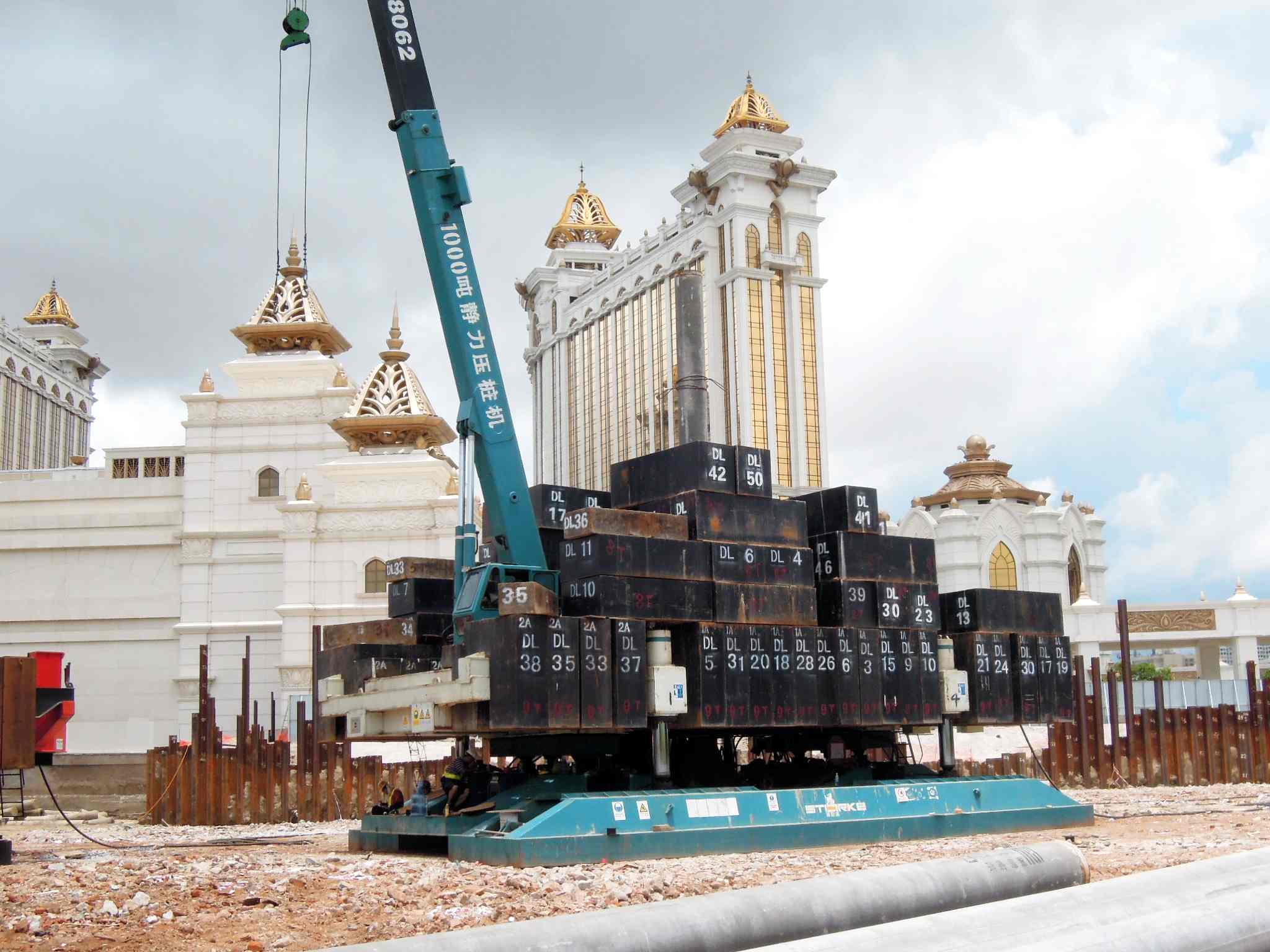Driving the Foundation of a Macau Landmark: PH1000 Hydraulic Piler Powers Galaxy Hotel Construction