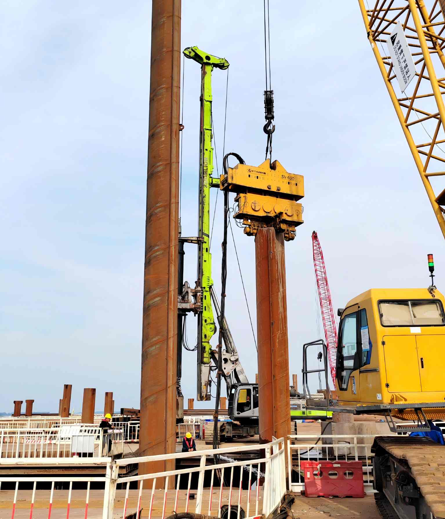 Efficient Foundations in Zhijiang: STARKE SV400 Vibratory Hammer Powers Piling for Bailizhou Yangtze River Bridge